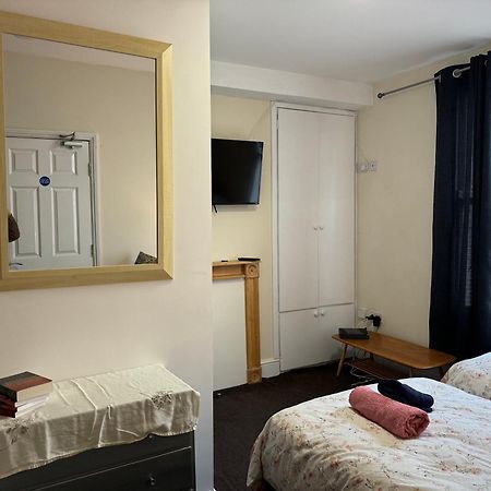 Comfortable Home Away From Home, Town Centre, Free Parking,Multiple Rooms เชลเทนแฮม ภายนอก รูปภาพ
