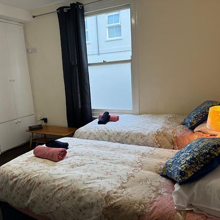 Comfortable Home Away From Home, Town Centre, Free Parking,Multiple Rooms เชลเทนแฮม ภายนอก รูปภาพ