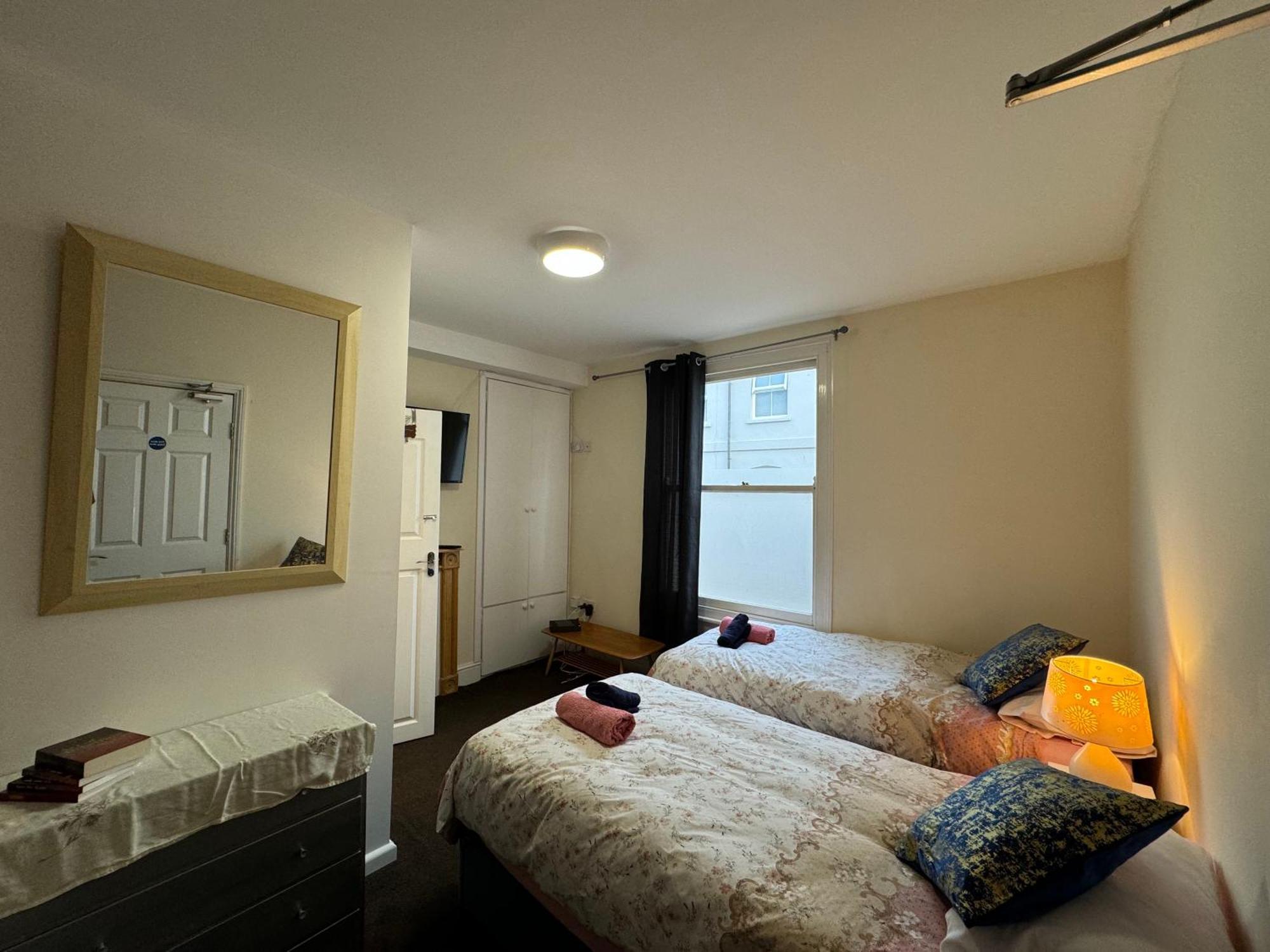 Comfortable Home Away From Home, Town Centre, Free Parking,Multiple Rooms เชลเทนแฮม ภายนอก รูปภาพ