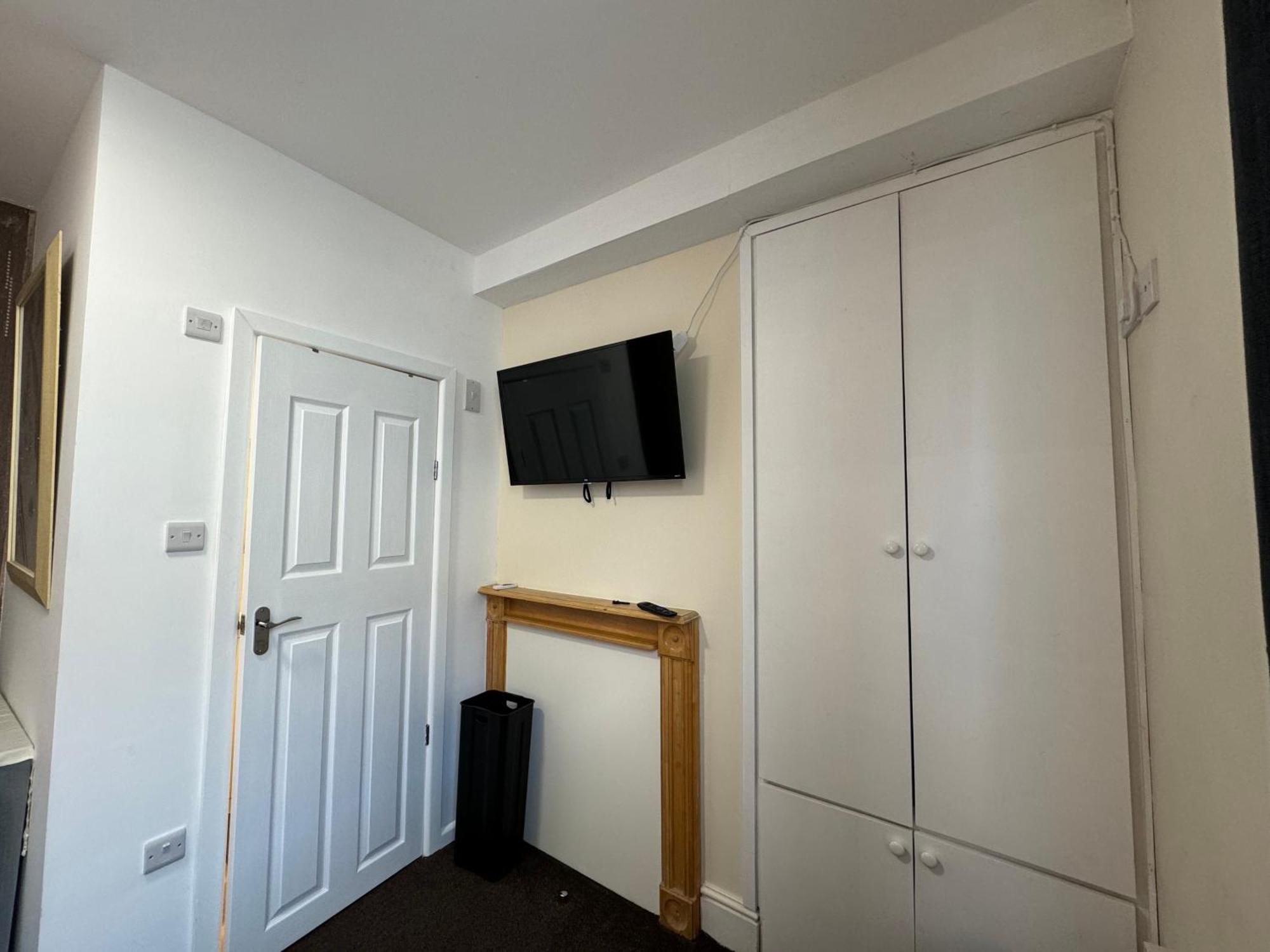 Comfortable Home Away From Home, Town Centre, Free Parking,Multiple Rooms เชลเทนแฮม ภายนอก รูปภาพ