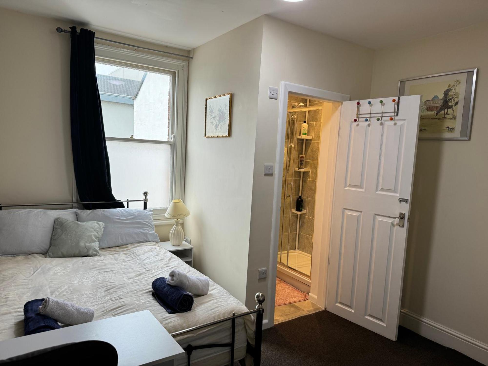 Comfortable Home Away From Home, Town Centre, Free Parking,Multiple Rooms เชลเทนแฮม ภายนอก รูปภาพ
