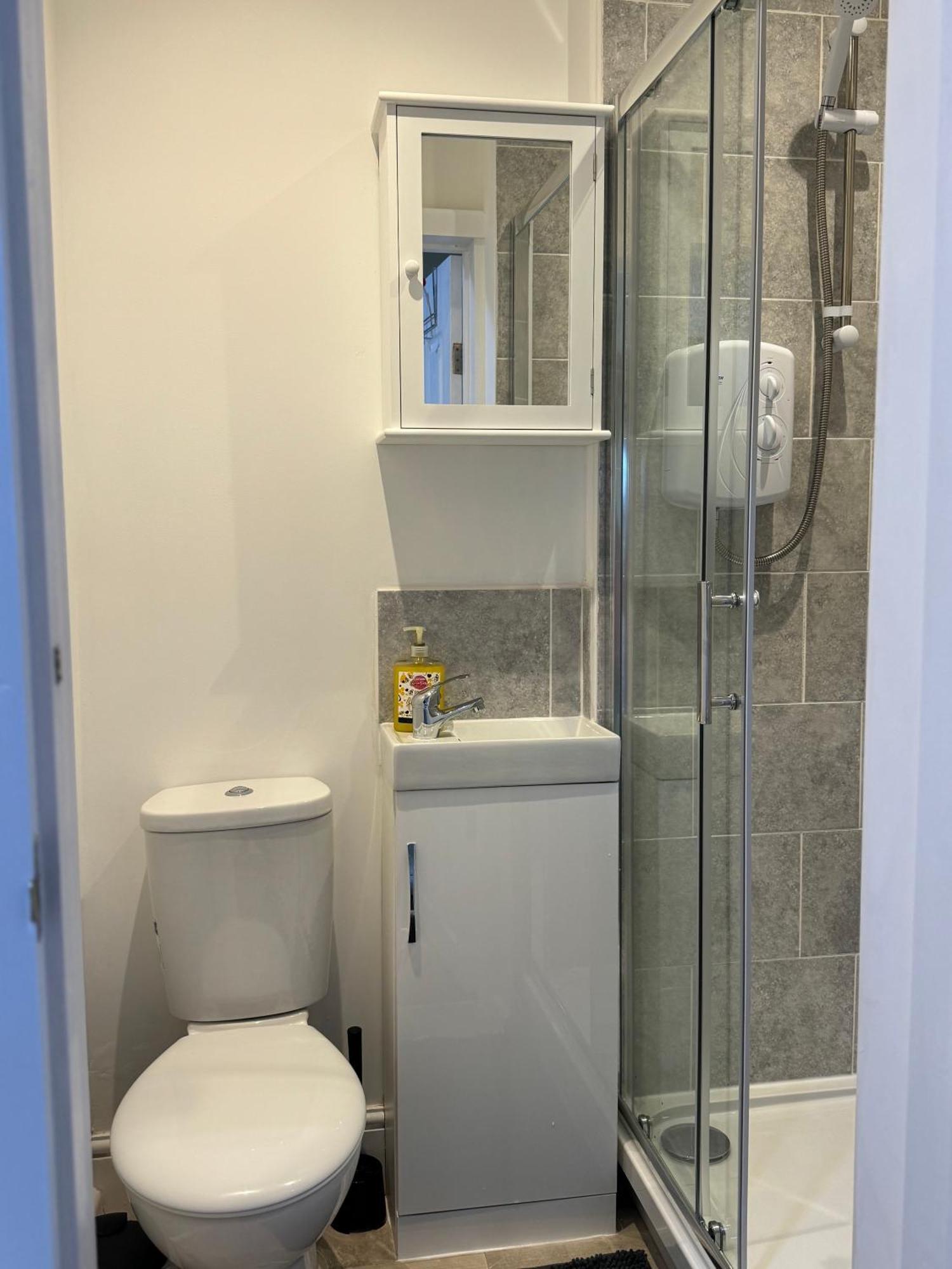 Comfortable Home Away From Home, Town Centre, Free Parking,Multiple Rooms เชลเทนแฮม ภายนอก รูปภาพ