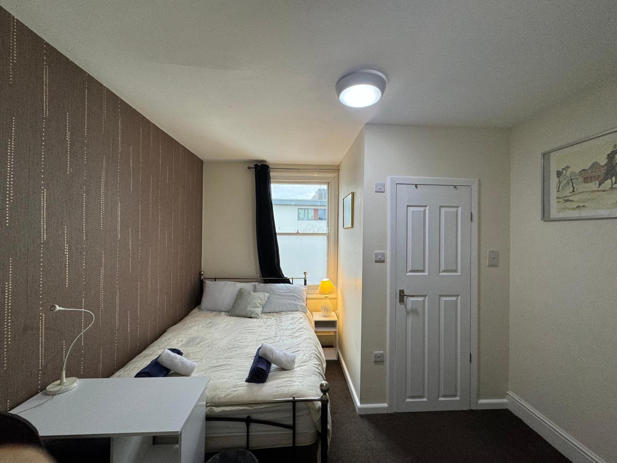 Comfortable Home Away From Home, Town Centre, Free Parking,Multiple Rooms เชลเทนแฮม ภายนอก รูปภาพ